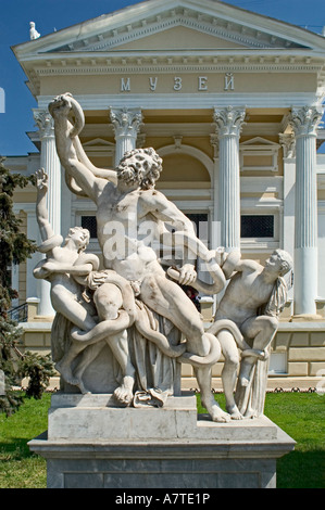 Statue vor archäologisches Museum, Odessa, Odessa Oblast, Ukraine Stockfoto