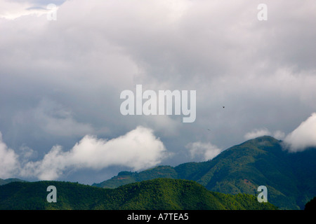 Monsun Wolken bilden über den Hügeln südlich von Kathmandu Stockfoto