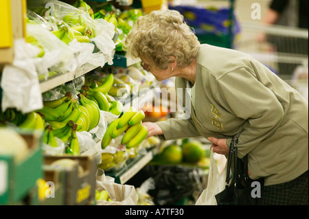 Bananen für den Verkauf in einem Zweig der Tesco UK Stockfoto