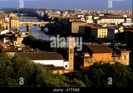 Italien, Toskana, Florenz, die Ponte Vecchio über den Arno Stockfoto