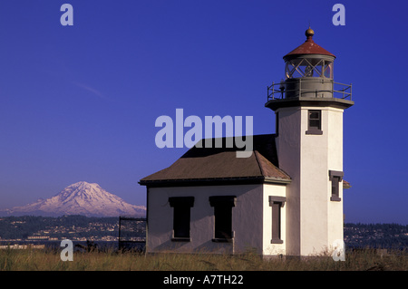 USA, Washington, Maury Insel. Lighthouse Point Robinson, Mt. Rainier hinter Est 1885, B. 1915 Stockfoto