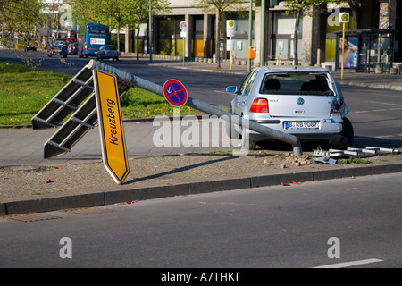 Abgestürztes Auto nach Unfall-Berlin-Deutschland-Deutschland Stockfoto