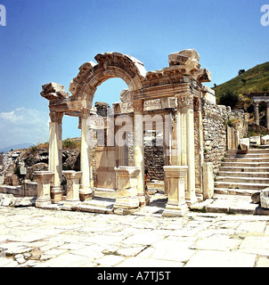 Alte Ruinen der Tempel Torbogen neben Treppen, Ephesus, Türkei Stockfoto