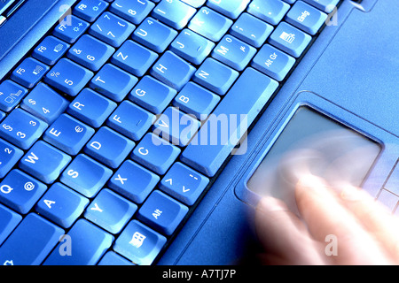 Erhöhte Ansicht der Person die Hand mit laptop Stockfoto