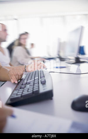 Verschwommene Sicht von Geschäftsleuten, die Arbeit am Computer Stockfoto