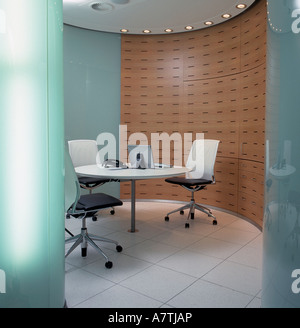 Festnetz-Telefon und Computer auf Tisch im Büro Stockfoto