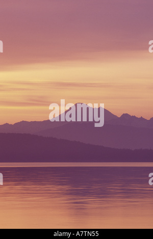 NA, USA, Washington, Anacortes. Mt. Baker und Puget Sound im Morgengrauen Stockfoto