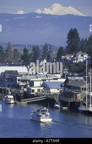 NA, USA, Washington, LaConner. Swinomish Channel, mit Mt. Baker im Hintergrund Stockfoto