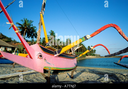 Indonesien, Bali, bunte Fischerboote namens Jukungs auf dem Strand von Candidasa Stockfoto