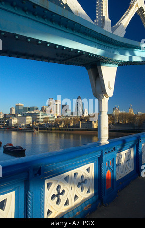 Detail der Tower Bridge mit River Thames Tower of London und die City-Skyline mit der Gurke über London England UK NR Stockfoto