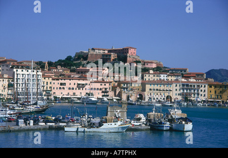 Boote am Hafen mit Stadt im Hintergrund, Portoferraio, Elba, Toskana, Italien Stockfoto