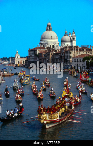 Gruppe von Menschen in Booten während Festivals Santa Maria della Salute Venedig Italien Stockfoto