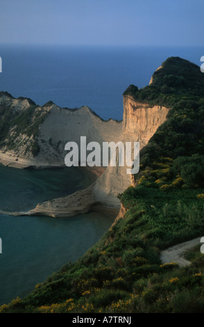 Vogelperspektive Blick auf Felsen im Meer, Kap Drastis, Corfu, Ionische Inseln, Griechenland Stockfoto
