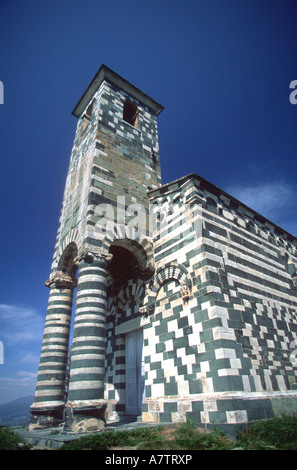 Niedrigen Winkel Ansicht der Kirche gegen blauen Himmel, Kirche von San Michele Murato, Frankreich Stockfoto