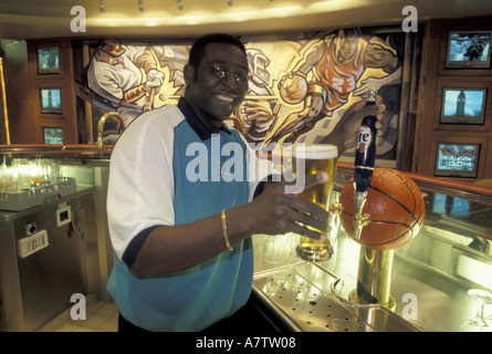 Barkeeper, Sports Bar, auf Schiff Radiance of the Seas.  (MR) Stockfoto