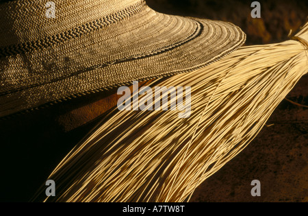 Nahaufnahme der Bündel von Weizen und Hut, San Blas Inseln, Panama Stockfoto