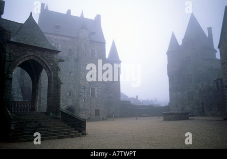 Burg im Nebel, Bretagne, Frankreich Stockfoto