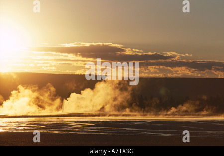 Dampf-emittierende vom See bei Dämmerung, Yellowstone Lake, Yellowstone-Nationalpark, Wyoming, USA Stockfoto