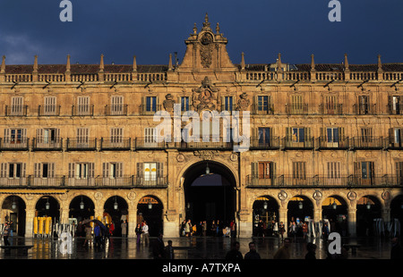 Spanien, Kastilien-León, Salamanca, der Plaza Mayor, quadratisch gebaut im 18. Jahrhundert Stockfoto