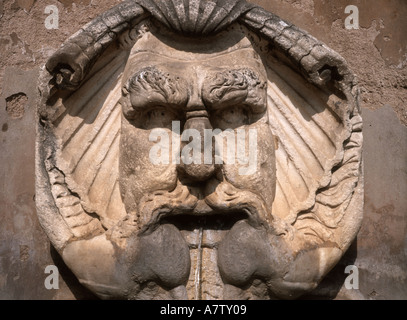 Rom, Latium, Italien. Brunnen (1593 : Giacomo Della Porta) 'Fontana del Mascherone, vor der Kirche Santa Sabina, Aventine Hill Stockfoto