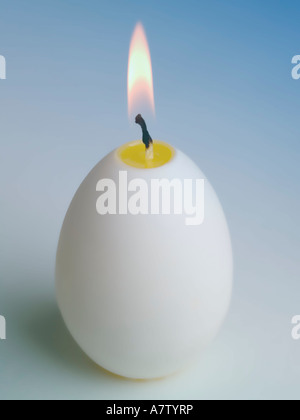 Nahaufnahme des beleuchteten Ei geformte Kerze Stockfoto