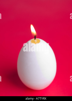 Nahaufnahme des beleuchteten Ei geformte Kerze Stockfoto