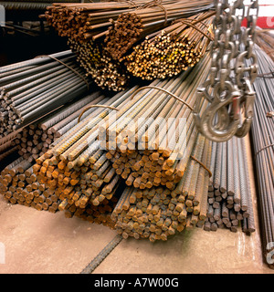 Bündel von Metallstangen mit hängenden Ketten Stockfoto