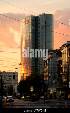 Übertragungsleitungen vor dem Gebäude in der Stadt in der Abenddämmerung Stockfoto