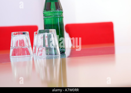 Nahaufnahme von Flasche und leeres Glas Stockfoto