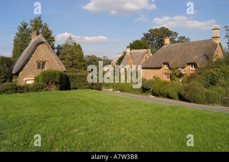 Strohgedeckten Hütten rund um das Grün am großen Tew in Oxfordshire Stockfoto