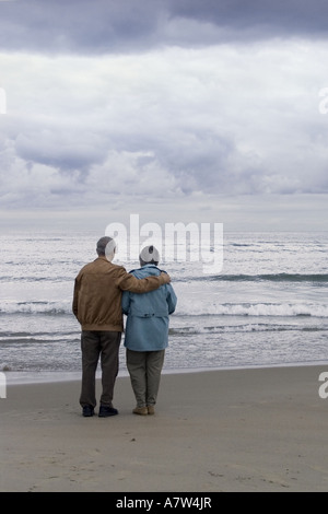 Älteres Ehepaar mit Blick auf das Meer Stockfoto