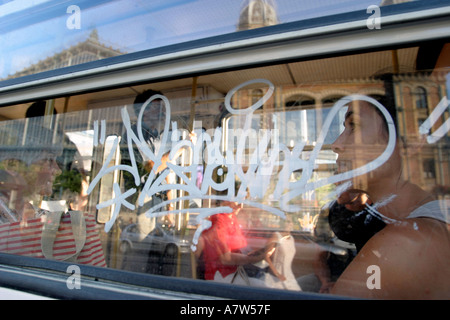 Graffiti im Fenster Straßenbahn Budapest Ungarn Stockfoto