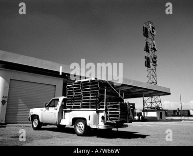 Pick-up-Truck an einer Tankstelle in Nevada, USA Stockfoto