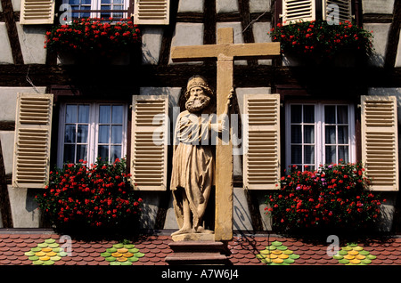 Frankreich, Haut Rhin, Kaysersberg, Saint Constantin Statue auf dem alten Marktplatz Stockfoto