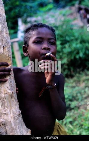 Malaysia, Taman Negara, Orang Asli Kind (6 Jahre alt) Rauchen Stockfoto