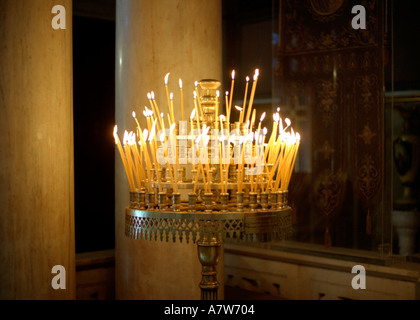 brennenden Kerzen in der Kathedrale Athen Stockfoto