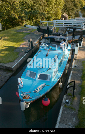 VERGNÜGUNGSSCHIFF DURCH FÜNF AUFSTIEG SCHLÖSSER BINGLEY YORKSHIRE ENGLAND Stockfoto