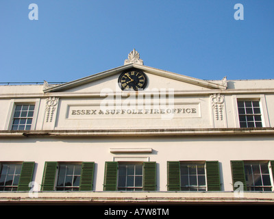 Essex und Suffolk Feuer Bürogebäude mit Uhr Stockfoto