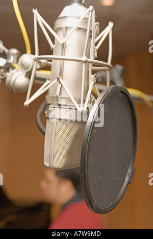 Nahaufnahme von Newman u87 Kondensator mic Röhrenmikrofon im Musik-Tonstudio Stockfoto