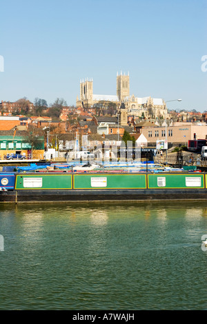 Ein Blick über Brayford Pool, Lincoln mit der Kathedrale im Hintergrund und einem Kanal Schiff festgemacht. Stockfoto