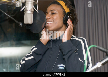 Frau singen in Musik Recording Studio Mic Mikrofon Stockfoto