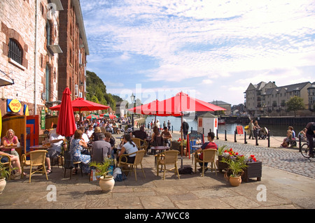 Menschen entspannen im riverside Café am Kai Exeter Devon gb Stockfoto