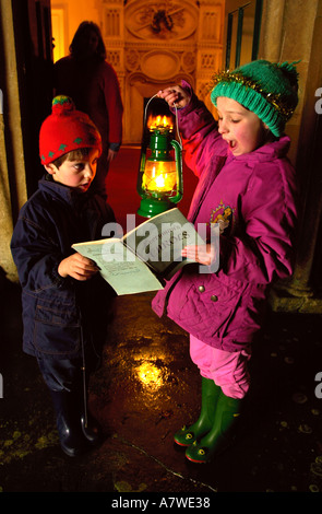 KINDER SINGEN WEIHNACHTSLIEDER IN EINEM LANDHAUS Stockfoto