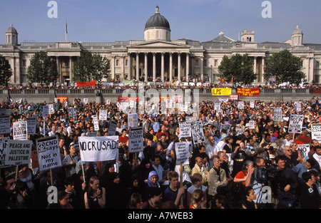 Marsch und Kundgebung am Trafalgar Square in London, UK, gegen die Bombardierung Afghanistans, Oktober 2001. Stockfoto