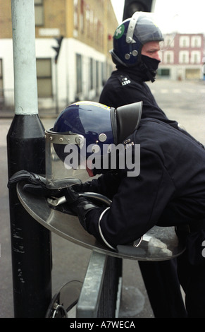 Metropolitan Polizisten eine Pause von öffentlichen Ordnung Ausbildung Aufgaben, London, UK. Stockfoto