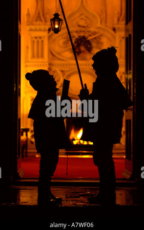 KINDER CHRISTMAS CAROL GESANG AN EINEM LANDHAUS Stockfoto