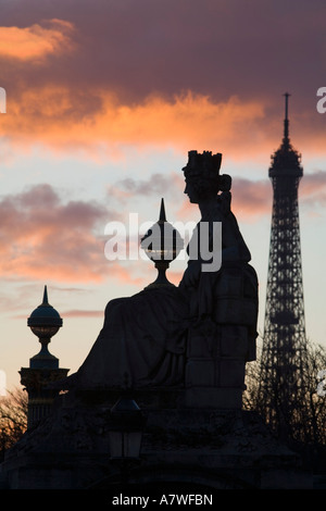 Statue in La Place De La Concorde, Eiffelturm, Paris, Frankreich Stockfoto