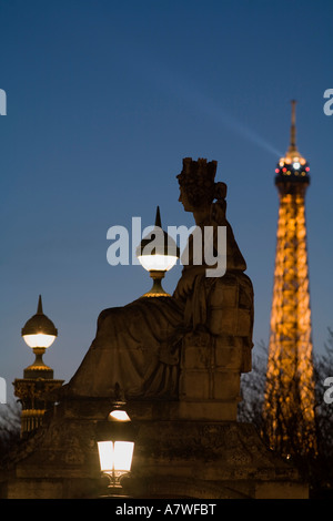 Statue in La Place De La Concorde, Eiffelturm, Paris, Frankreich Stockfoto