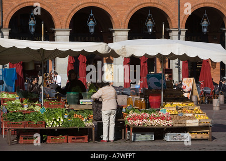 Markttag in Place du Capitole Toulouse Haute Garonne Midi Pyrenees France Stockfoto