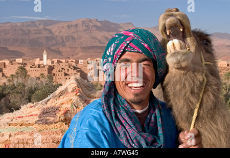 Ein Mann und sein Kamel lachen, als sie in der Todra-Tal in der Nähe von Tingherir Marokko sitzen Stockfoto